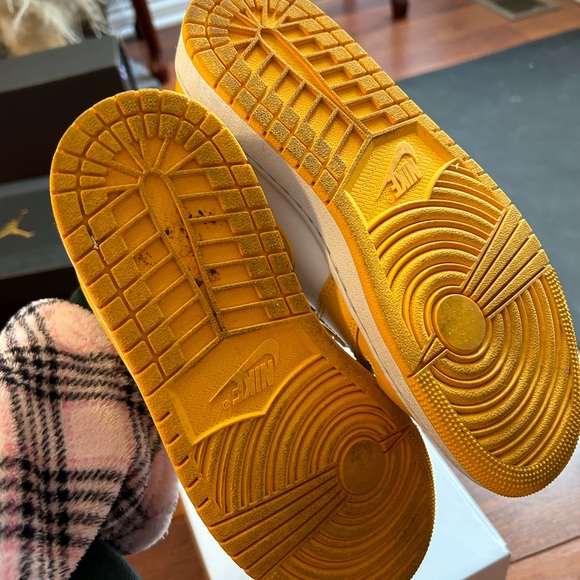 Nike WMNS Air Jordan 1 Mid in White and Gold - Picture 7 of 10